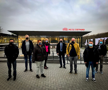 Foto der Teilnehmer vor dem Dortmunder Hauptbahnhof